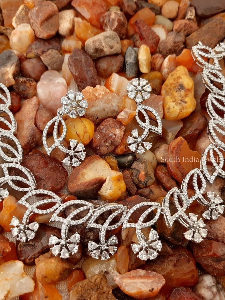 Mesmerizing Flower Design Necklace