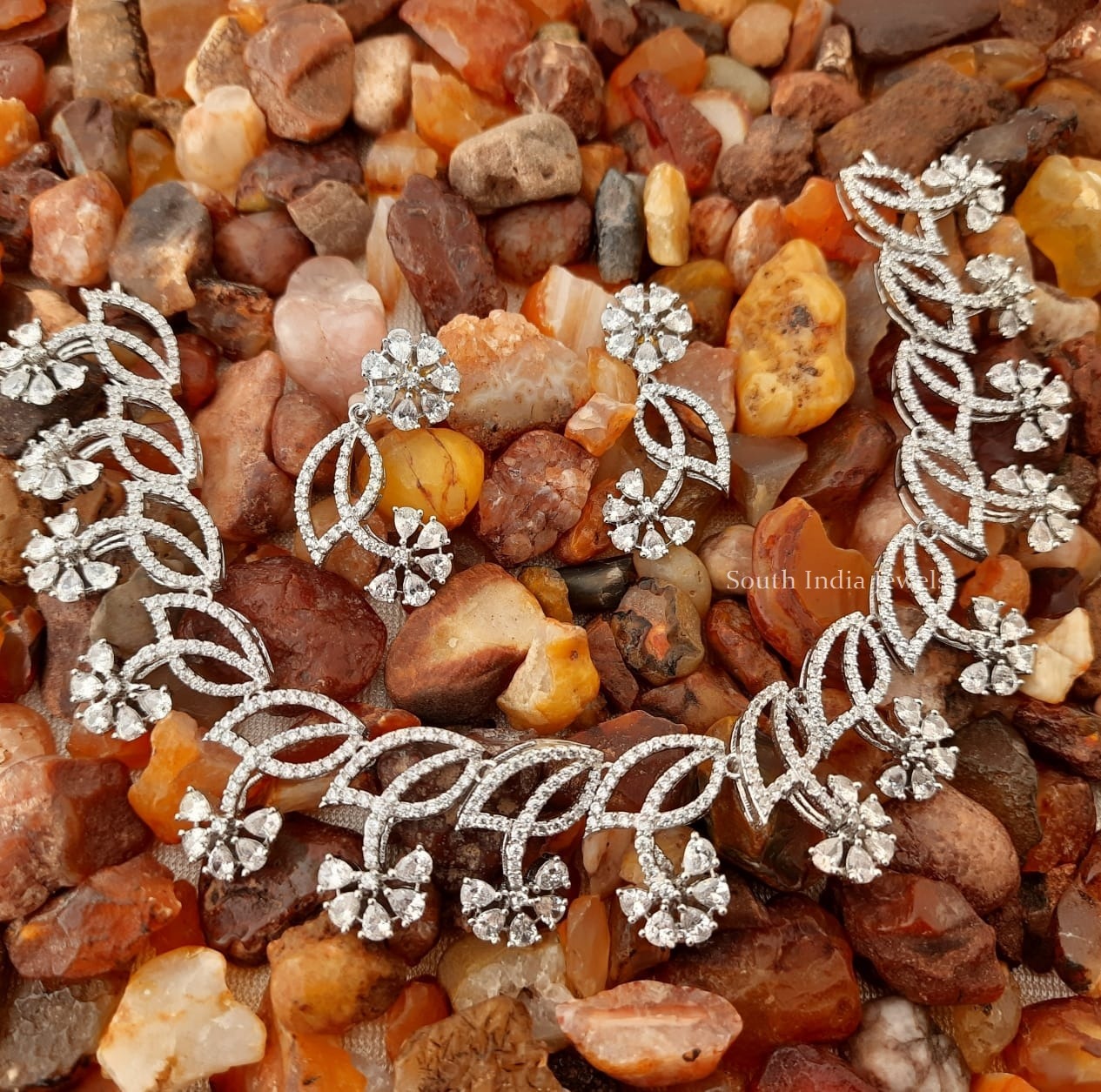 Mesmerizing Flower Design Necklace