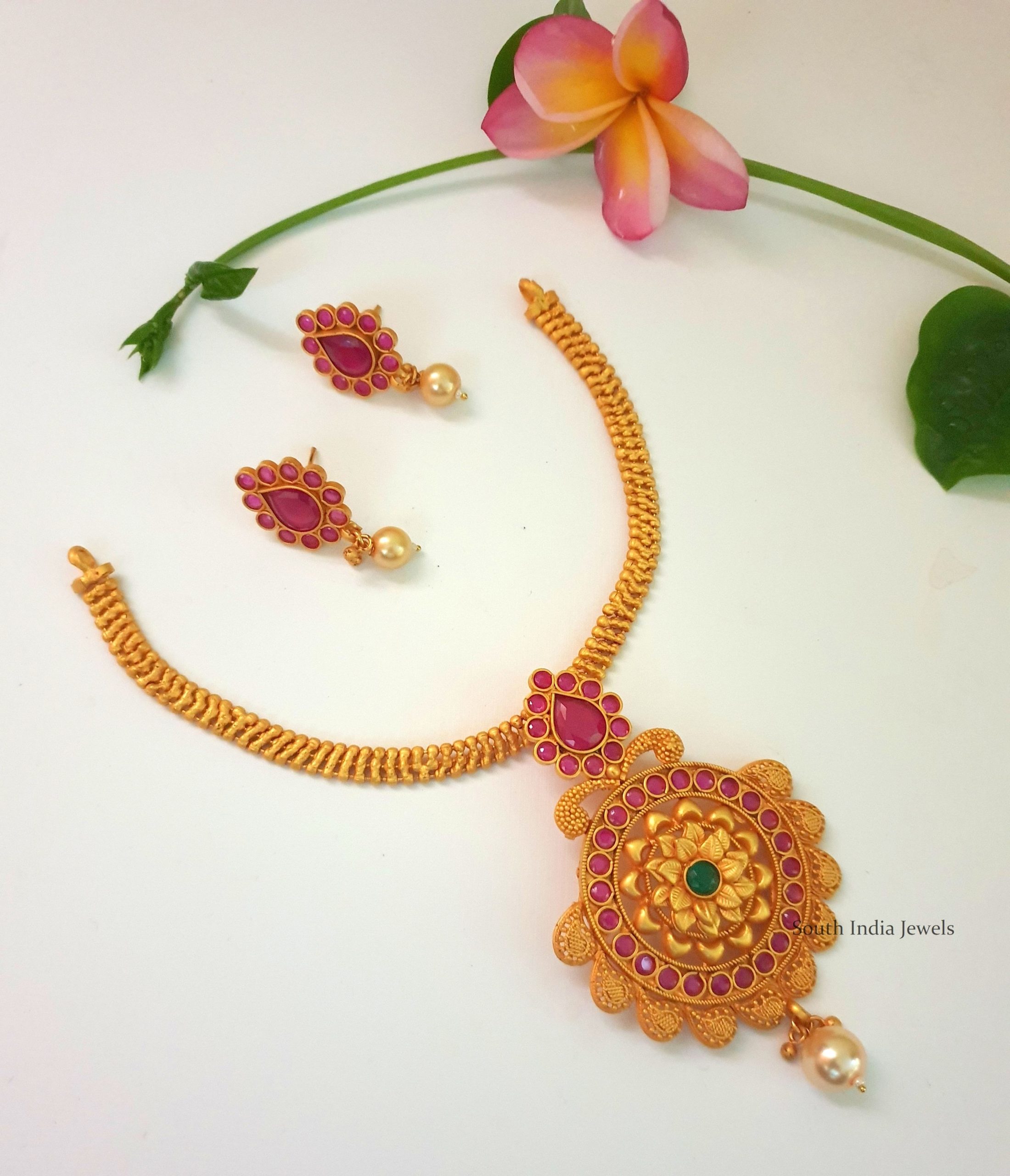 Pretty Flower Design Necklace