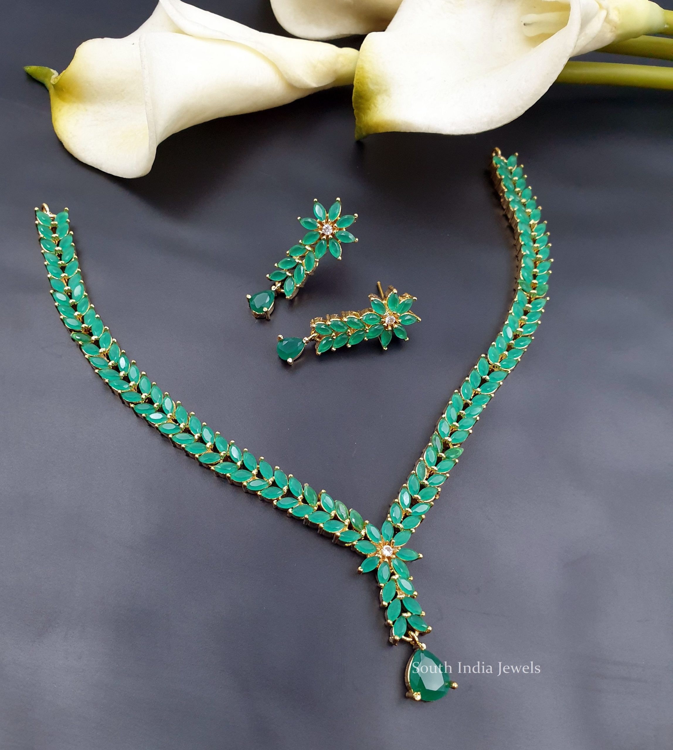 Traditional Leaf Design Necklace