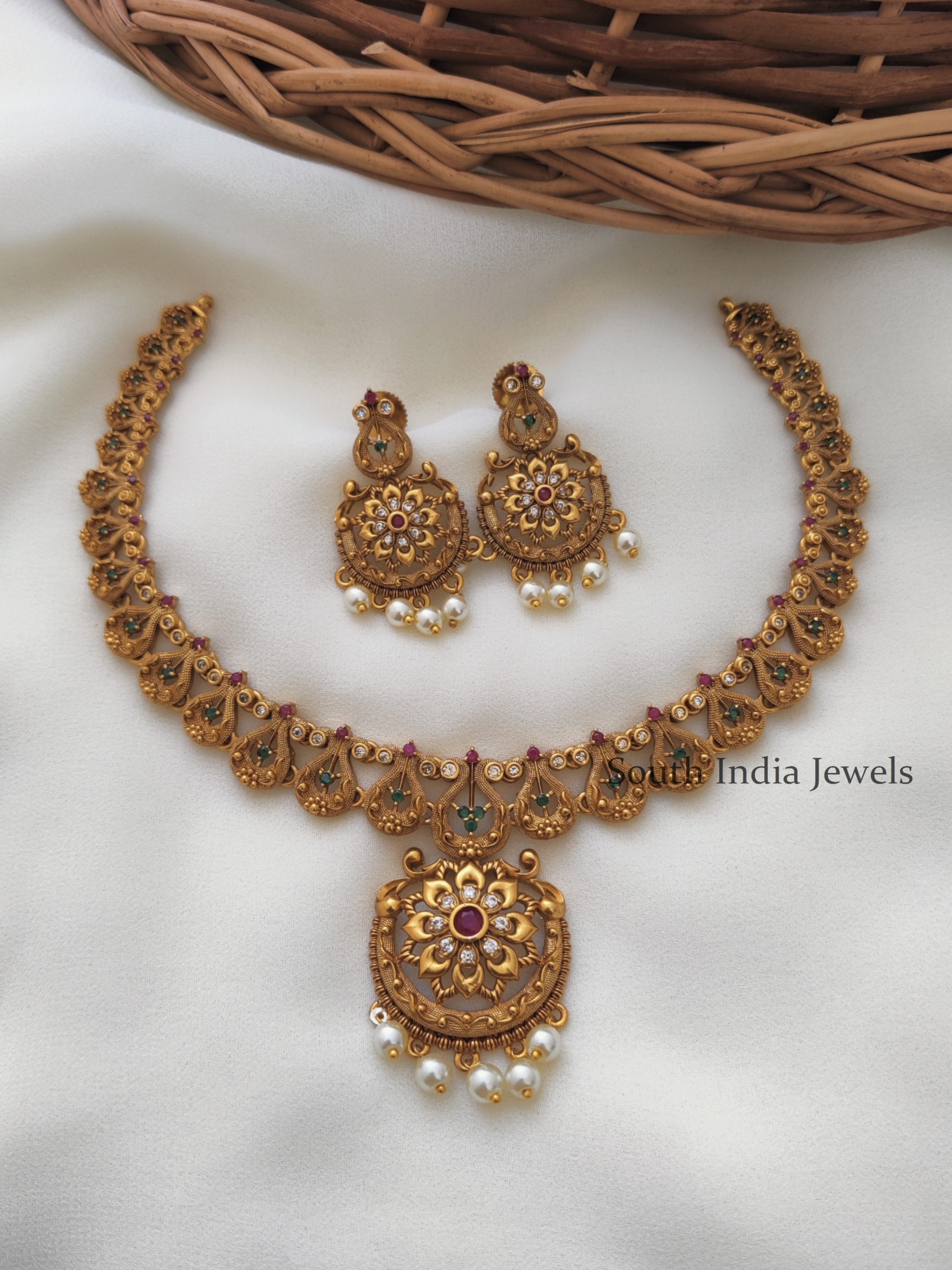 Stunning-Gold-Finish-Floral-Design-AD-Necklace