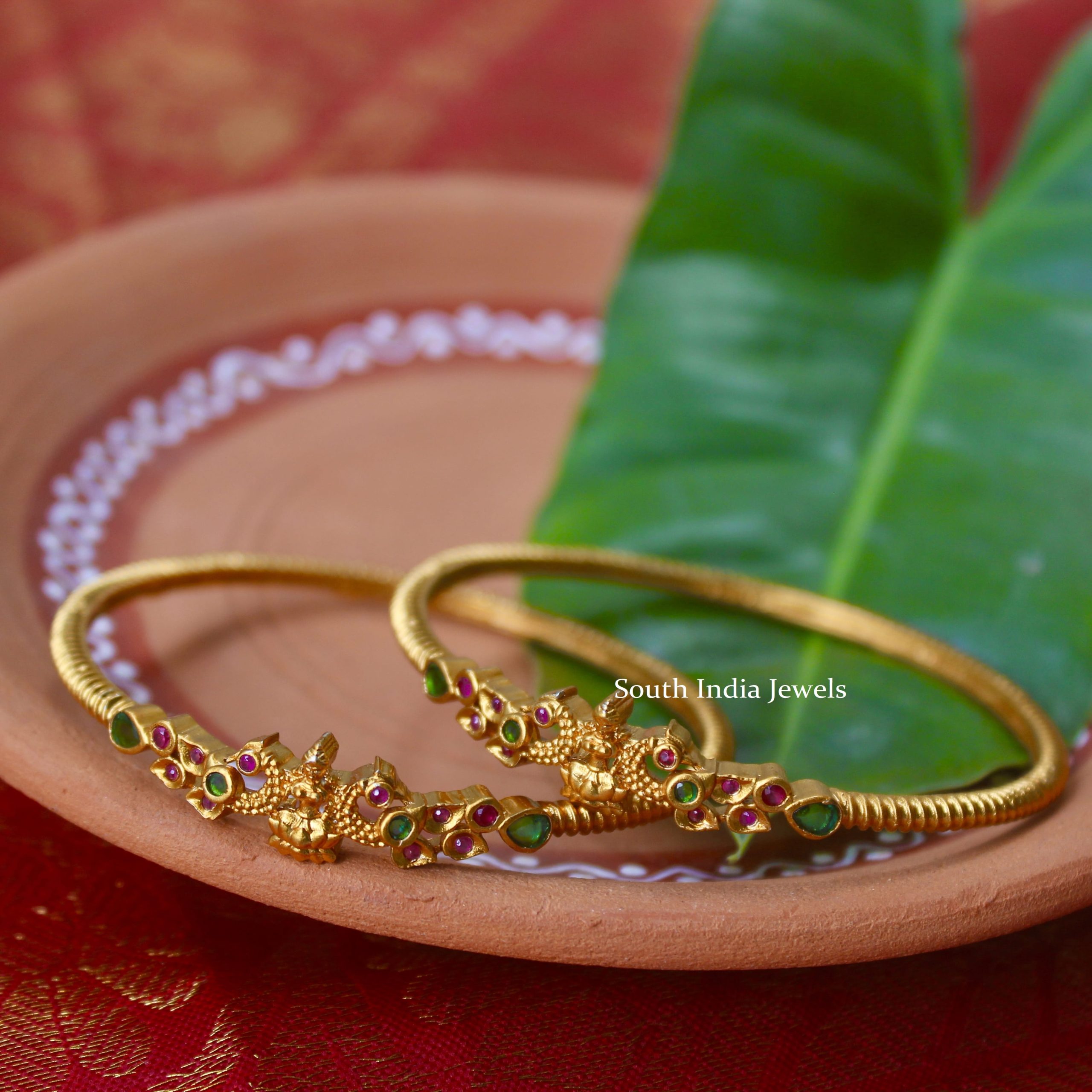 Solid 18ct Gold Bangles for sale for Women | NEWBURY'S