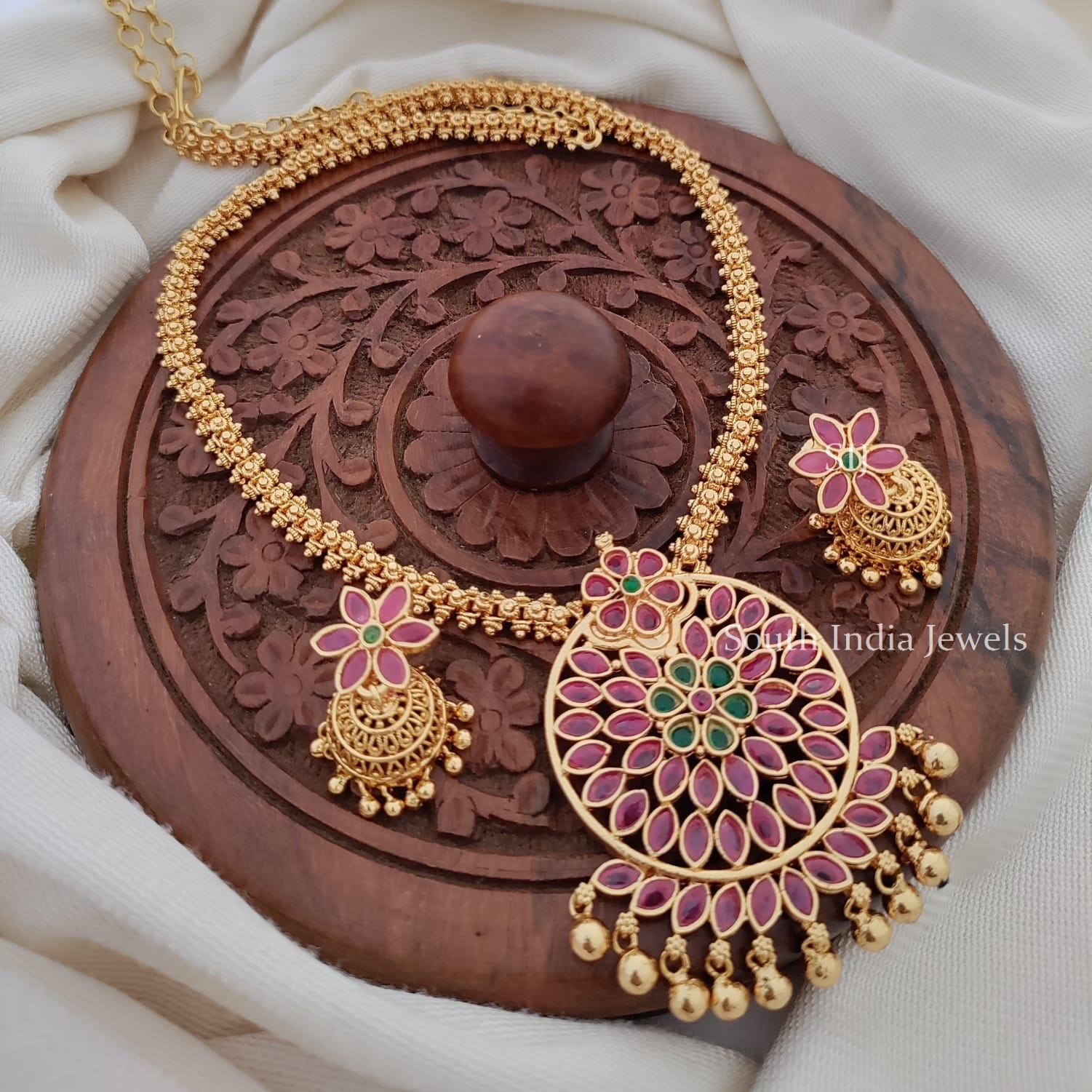 Classic Gold Tone Floral Necklace