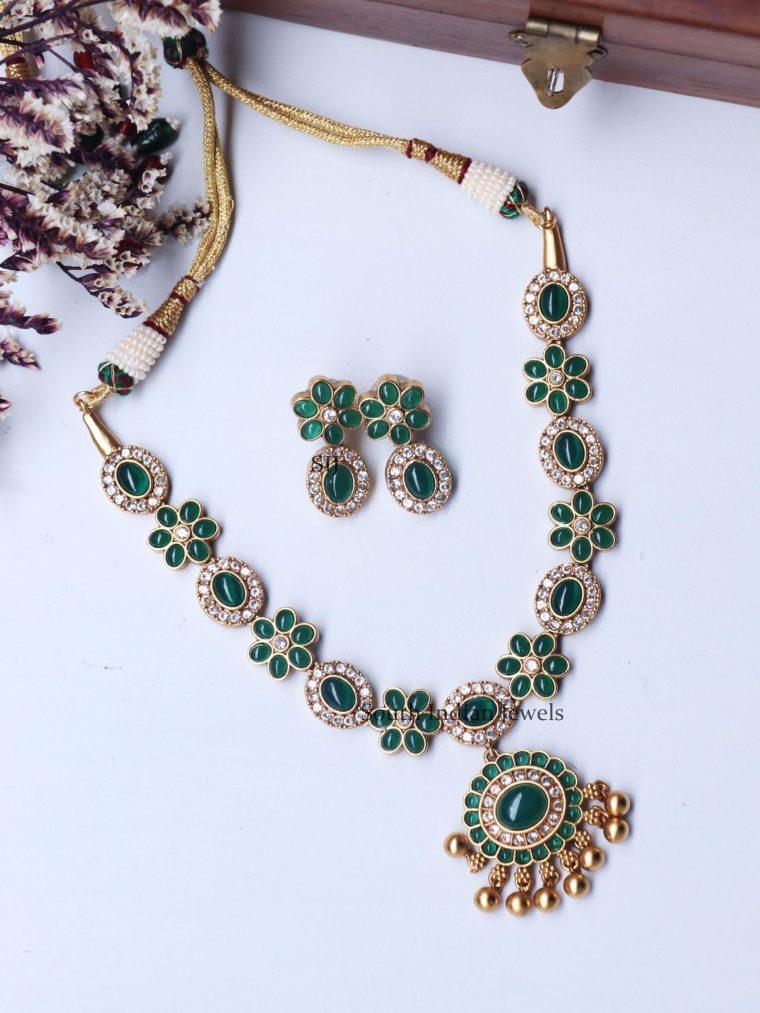 lassic Green Stone Floral Necklace