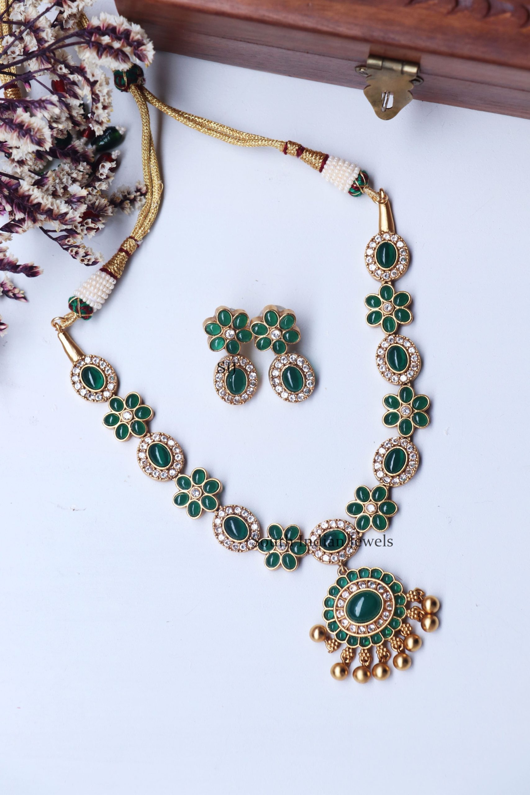 lassic Green Stone Floral Necklace