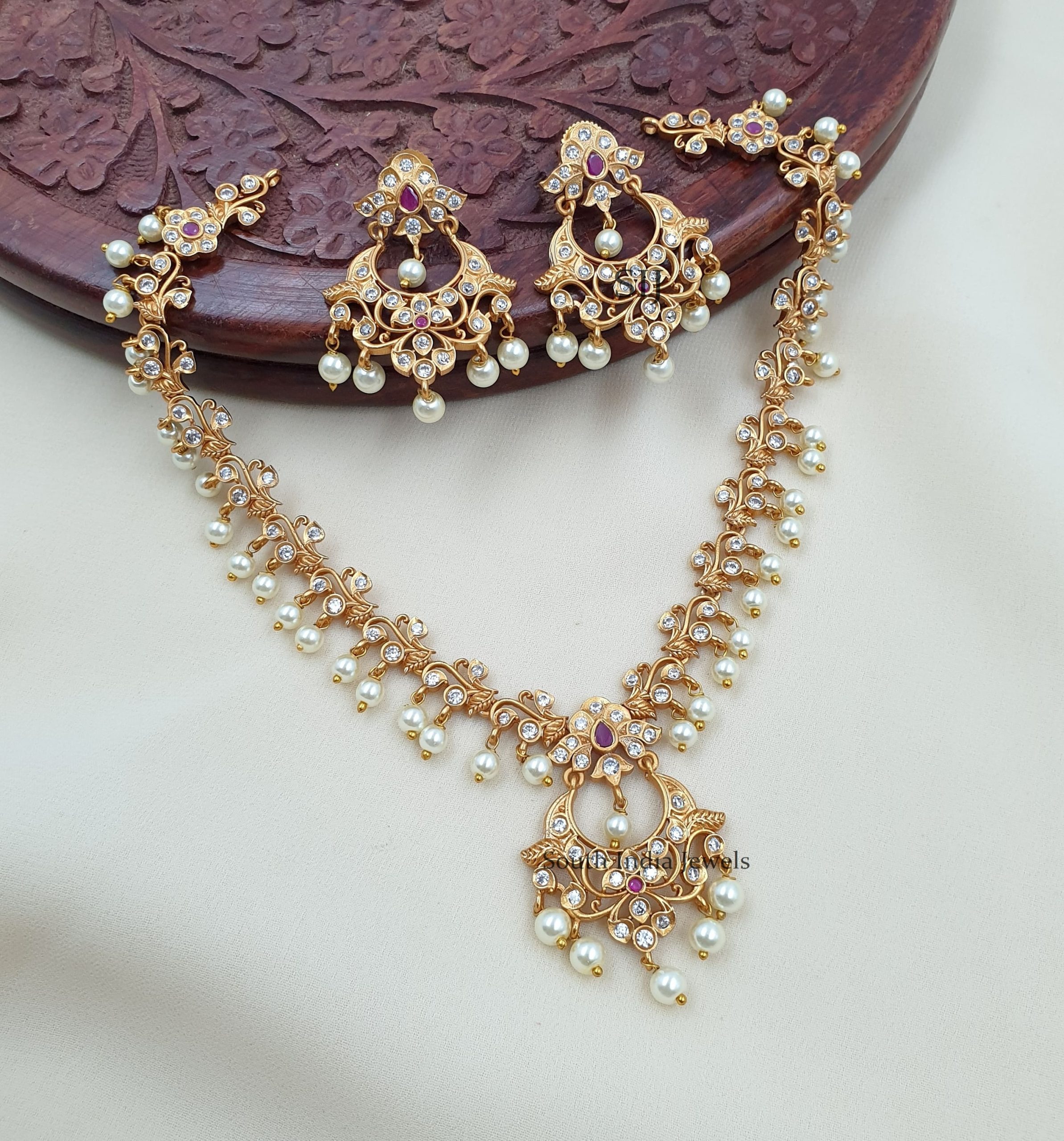 Cute white stones and pearls necklace with stunning earrings. 