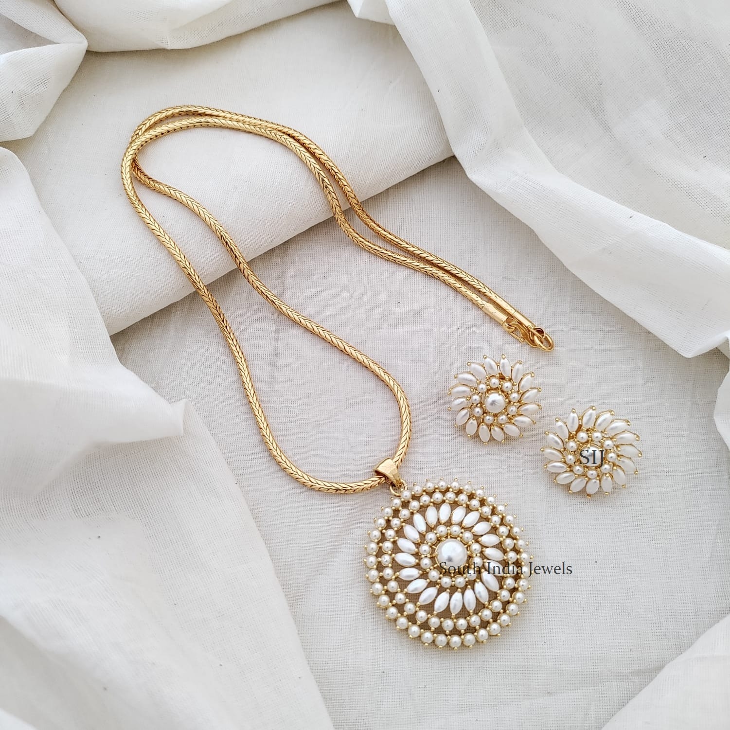 Gorgeous Floral Pearl Pendant Necklace