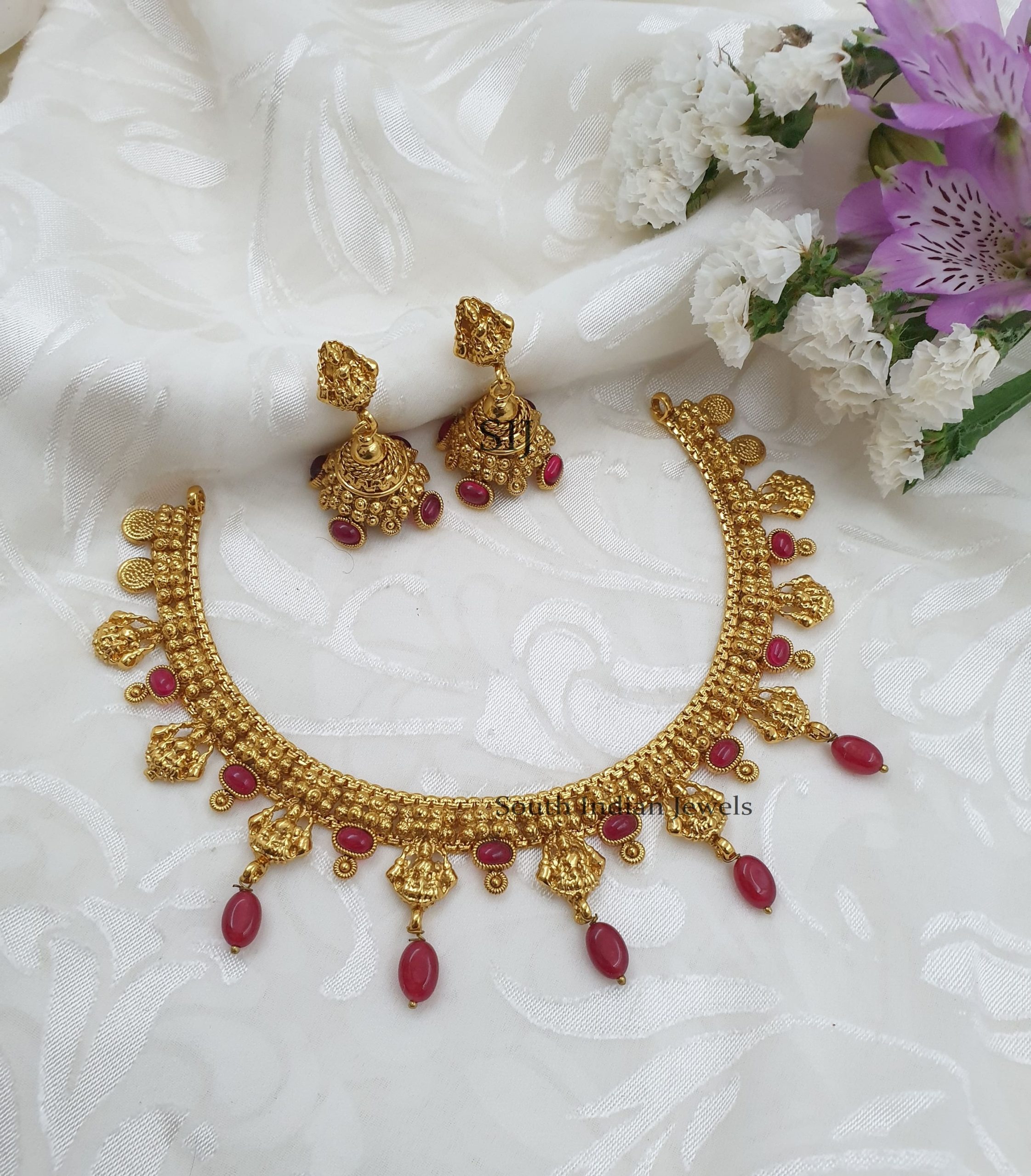 Gorgeous Lakshmi Design Necklace With Jhumkas (4)
