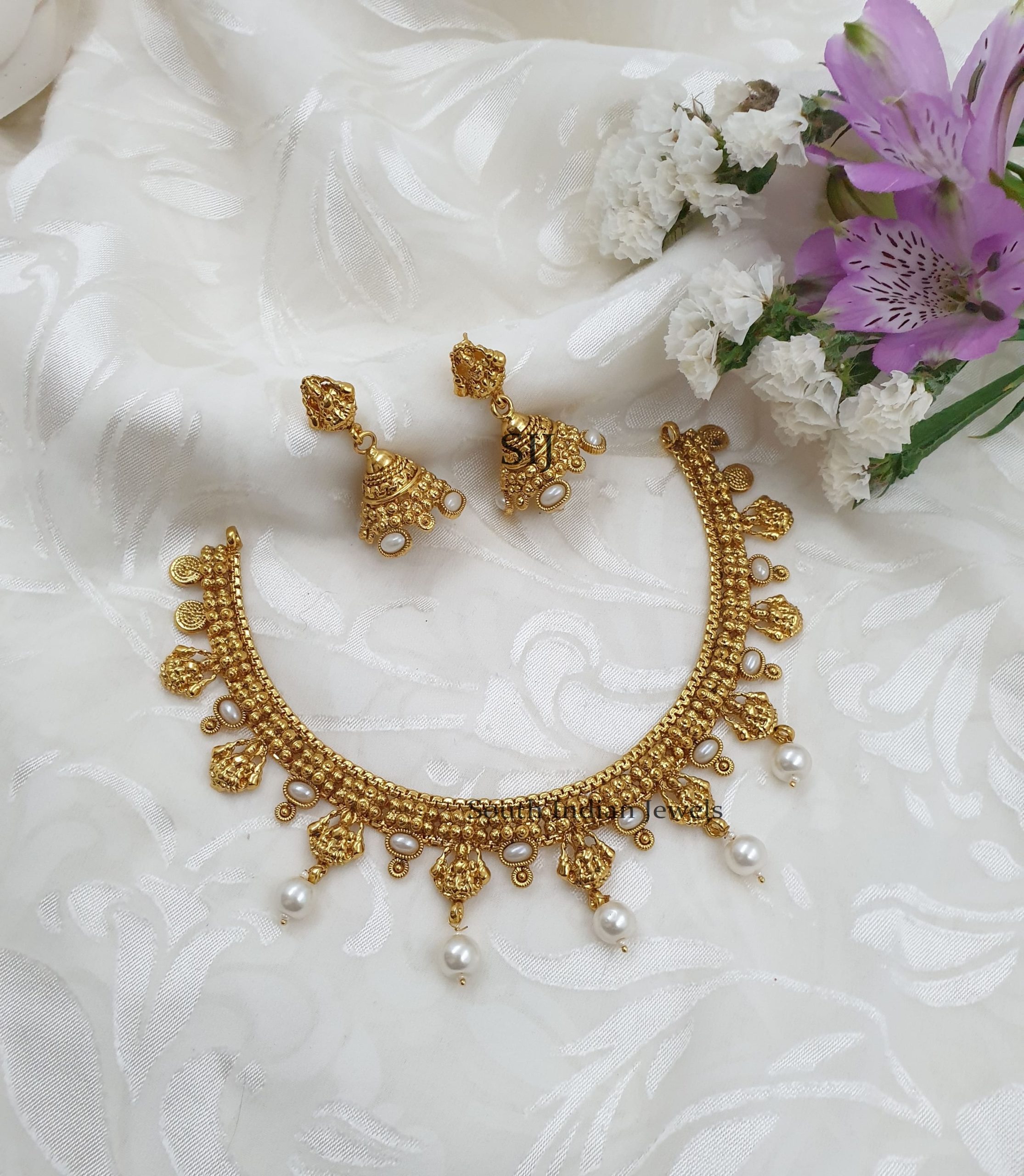 Gorgeous Lakshmi Design Necklace With Jhumkas (4)