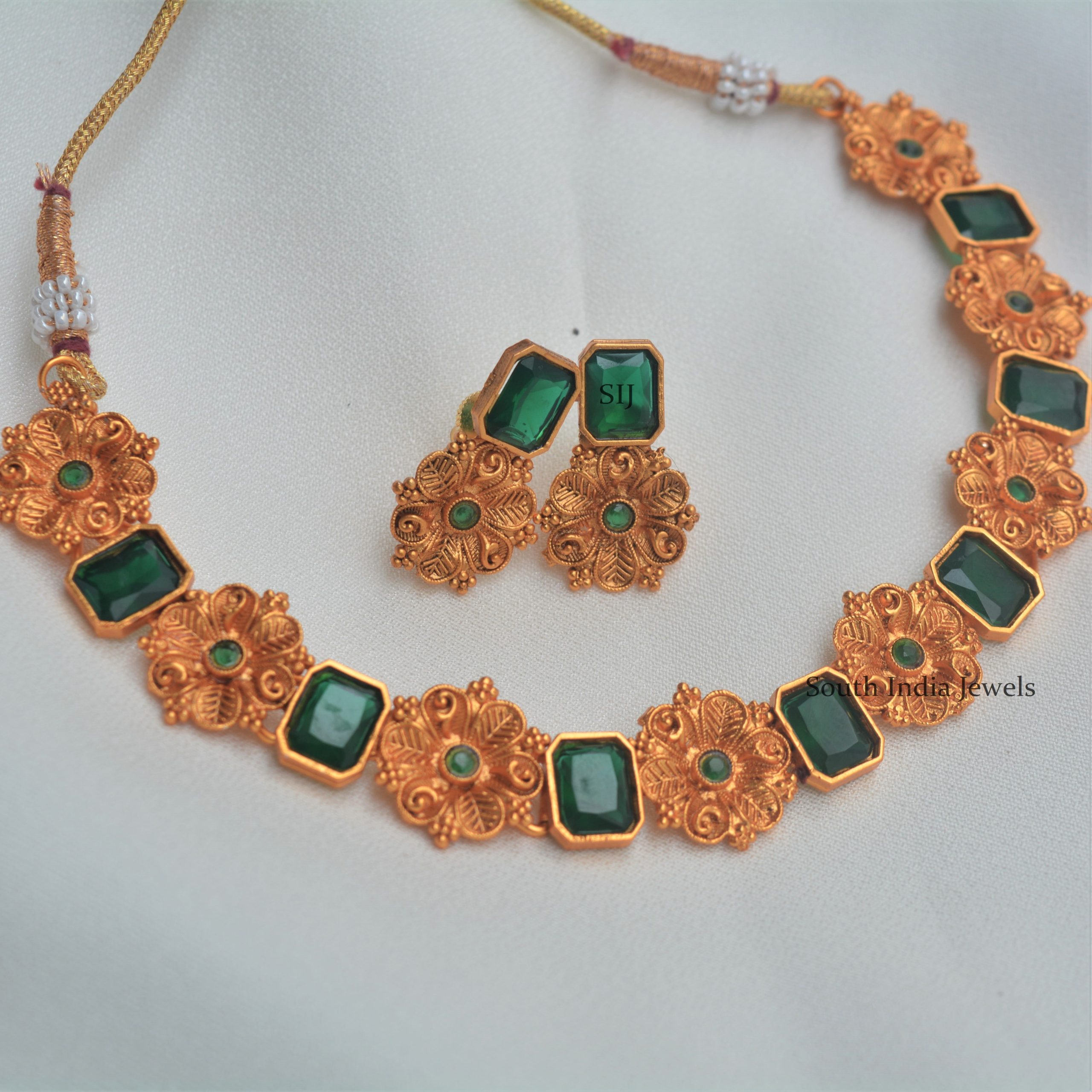 Matte Flower Design Necklace