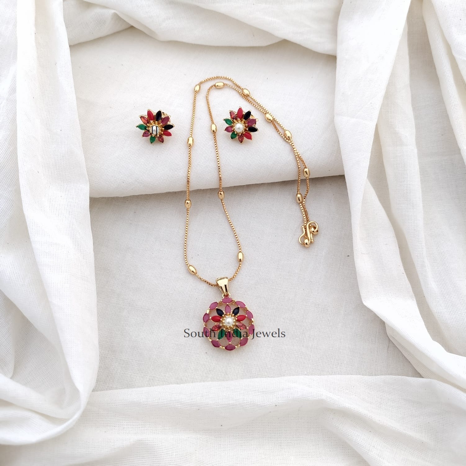 Stunning Floral Design Pendant Set With Chain