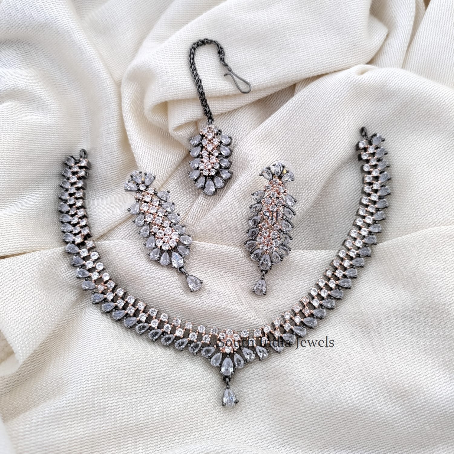 Stunning Necklace And Mang Tikka