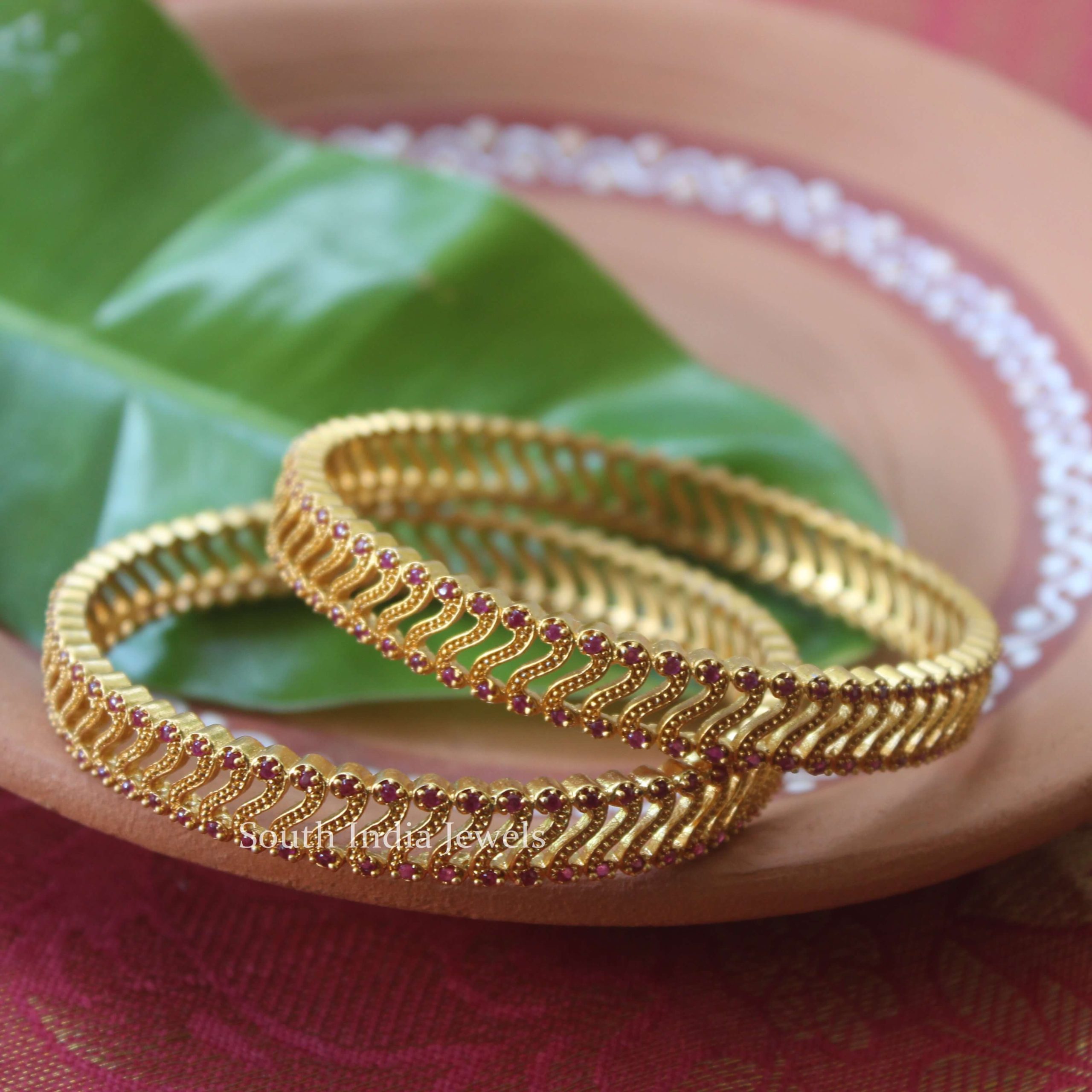 Cut Work Red Stone Bangle Set