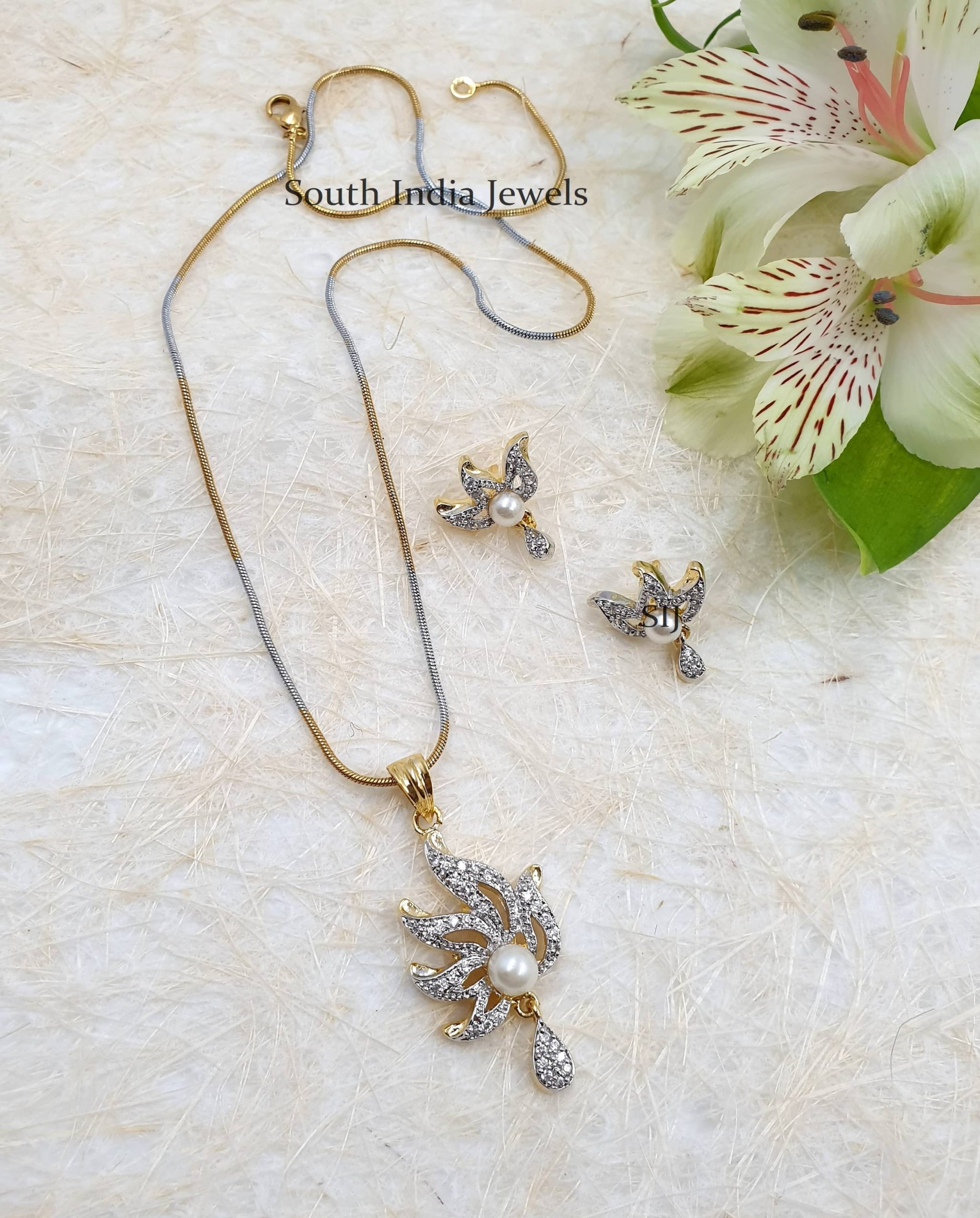Floral Design Pendant With Chain