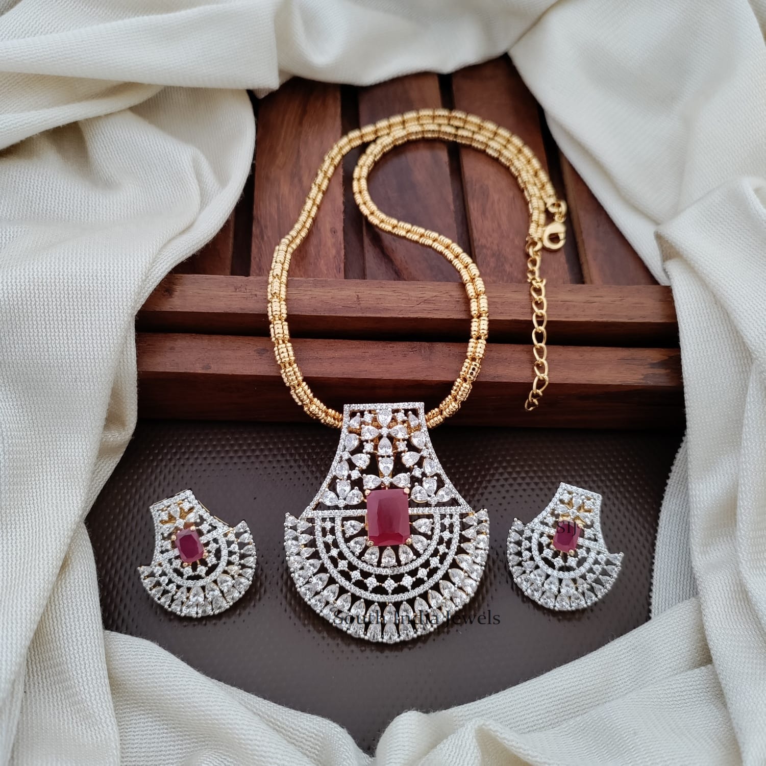 Royal Pendant Set With Chain