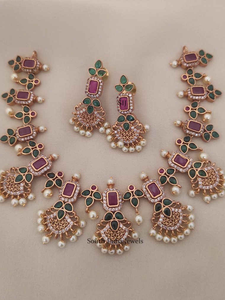 Elegant Emerald Design Necklace