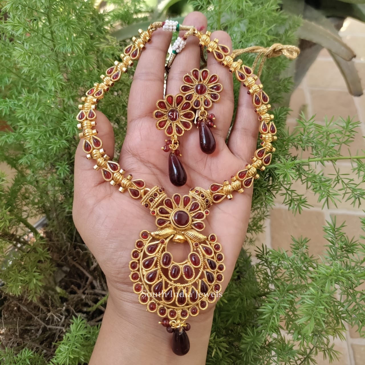 Floral Design Necklace