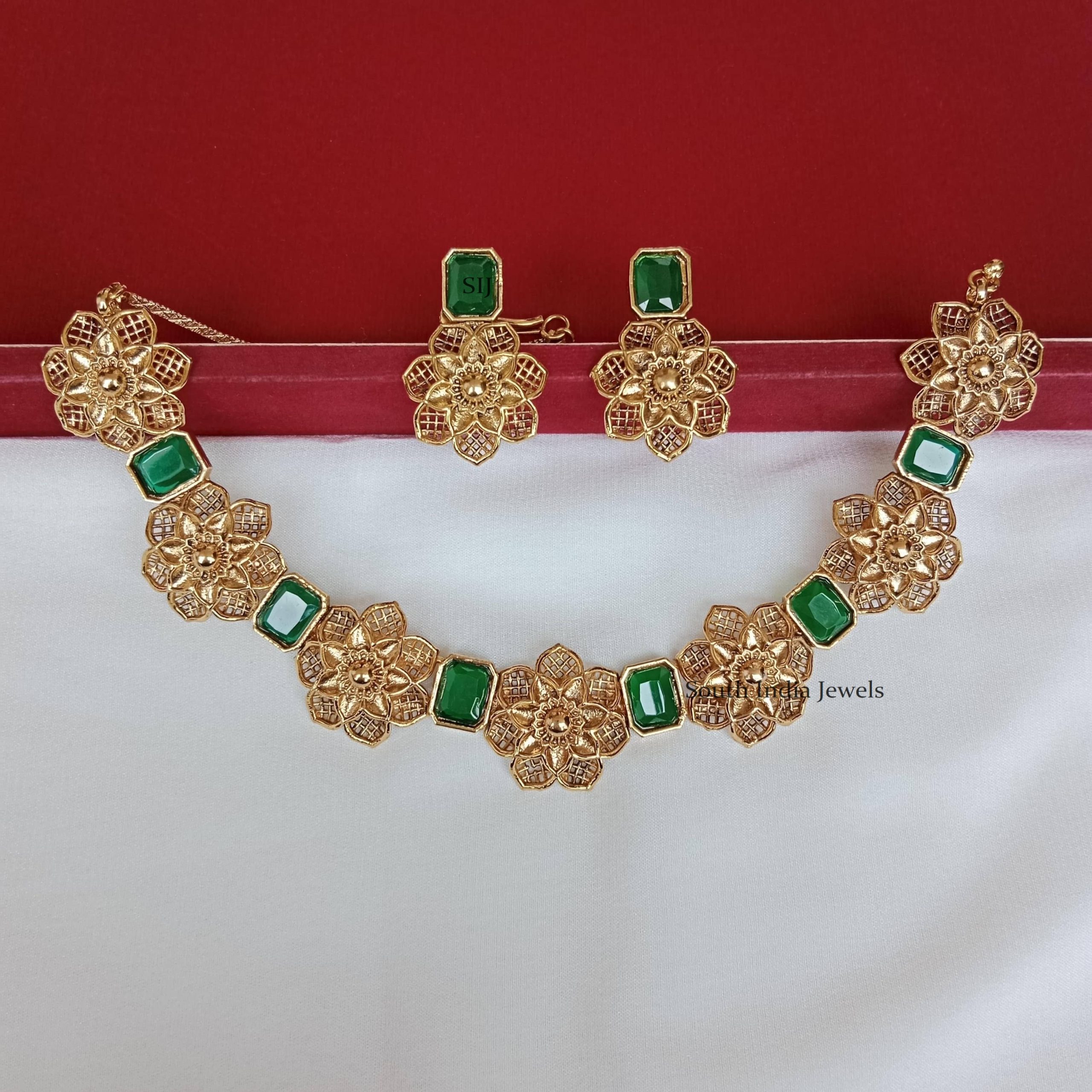 Pretty Floral Green Design Necklace
