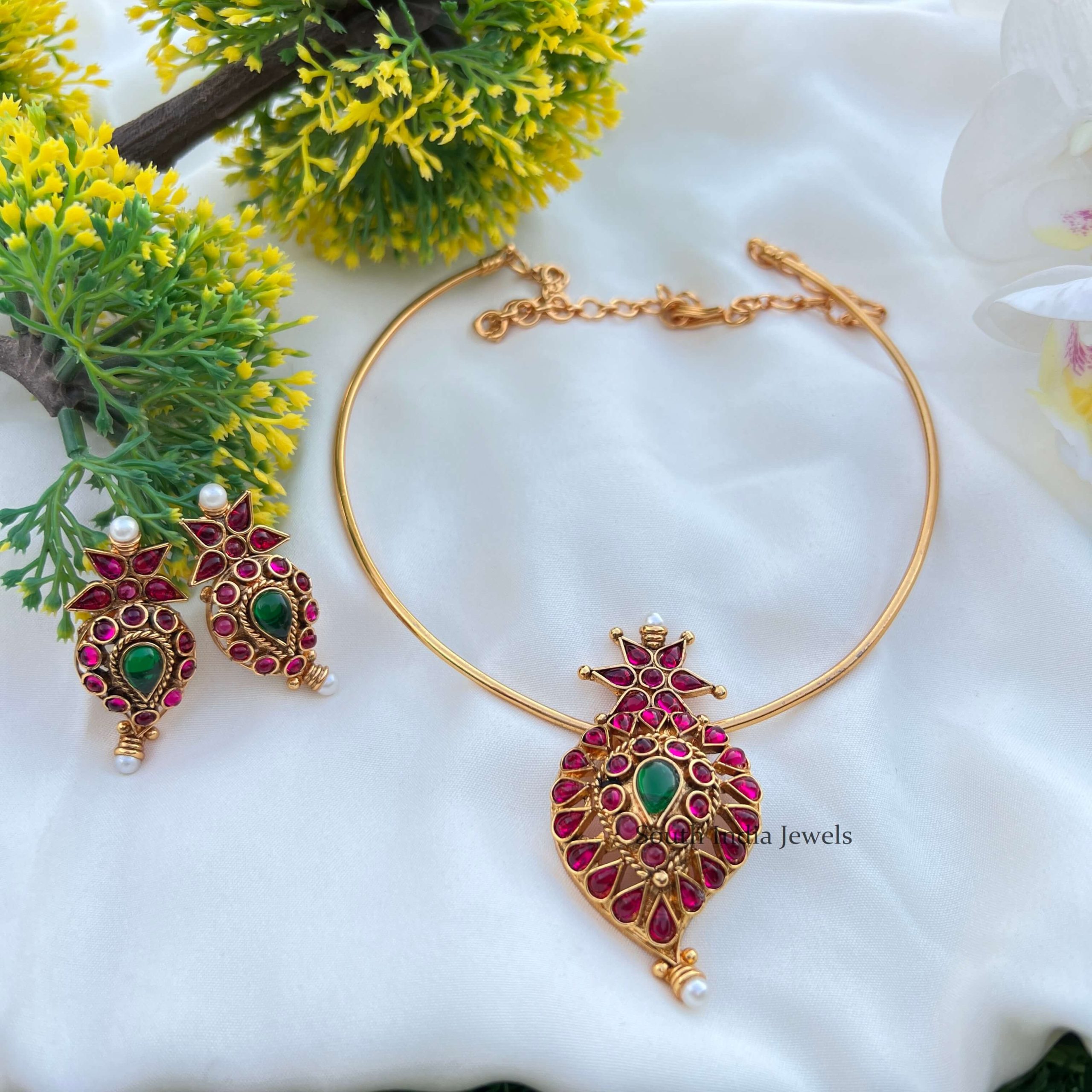 Beautiful Flower Design Hasli Necklace