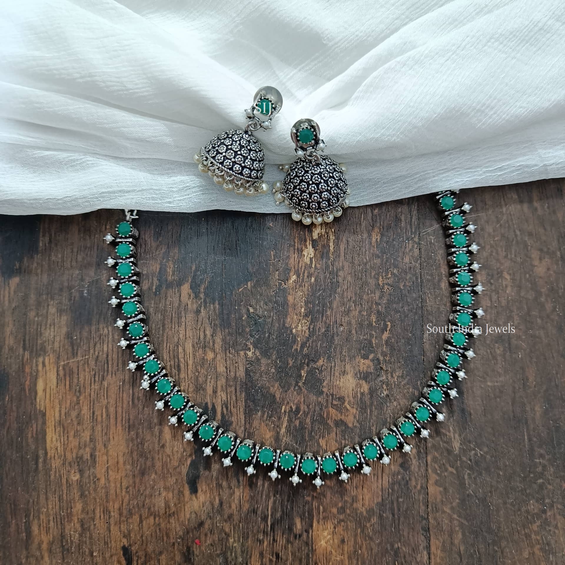 Pretty Green Stones Design Necklace,