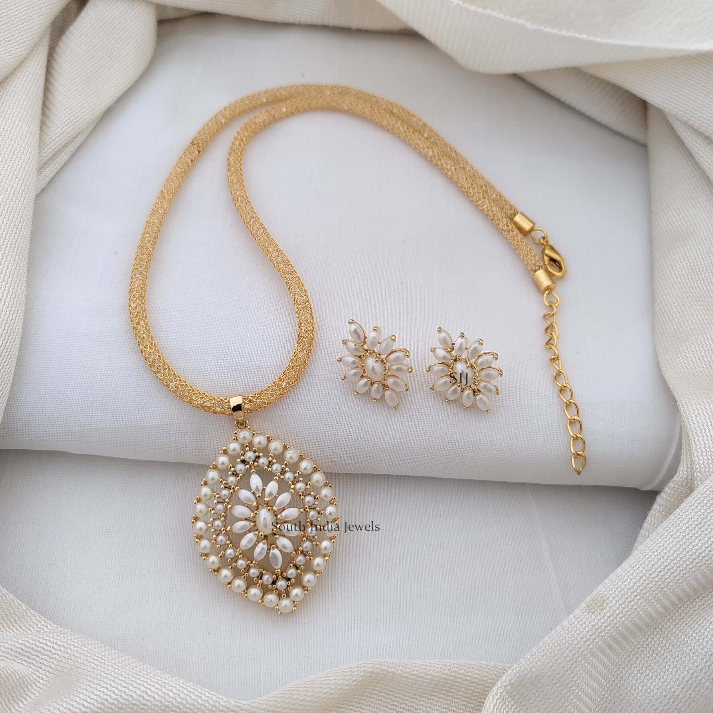 Fabulous Pearls Pendant Set..