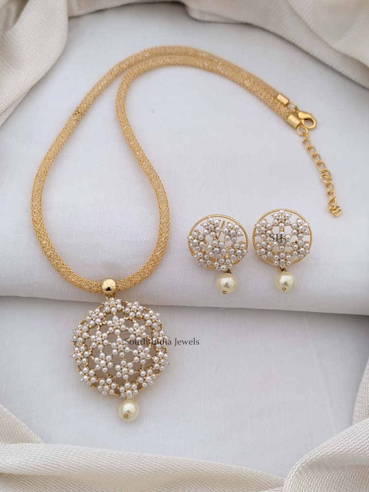 Trendy Pearls Pendant Set..