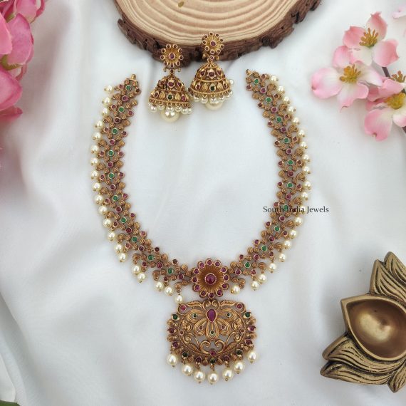 Elegant Floral Design Necklace