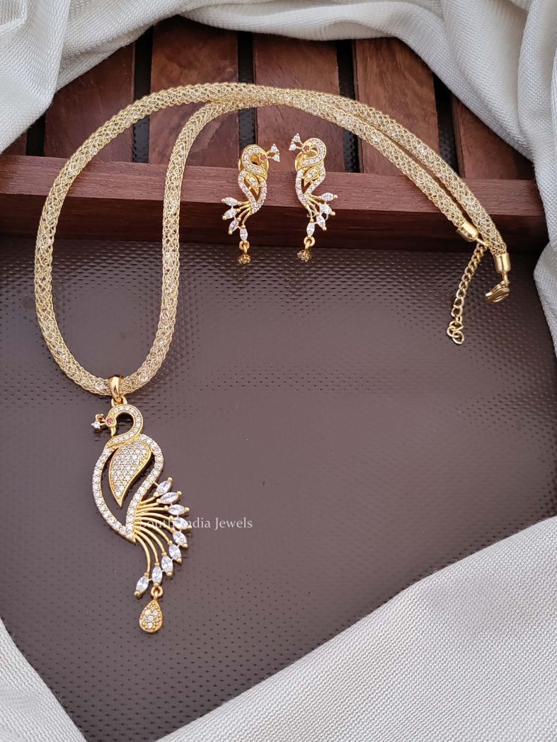 Gorgeous Peacock Pendant & Chain Set