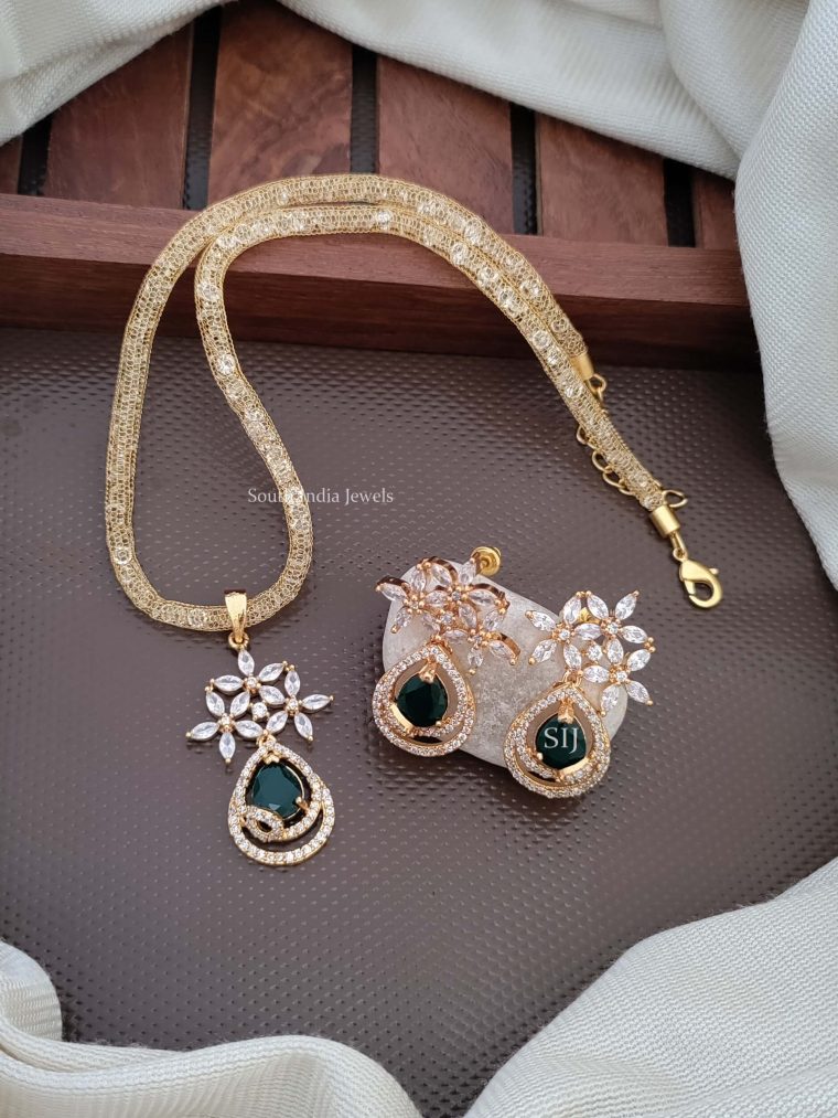 Simple Flower Pendant Necklace Set