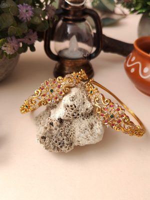 Adorable Floral Design Fashionable Bracelet Bangle