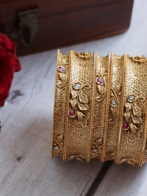 Adorable Leaf Design Bangle Set (2)