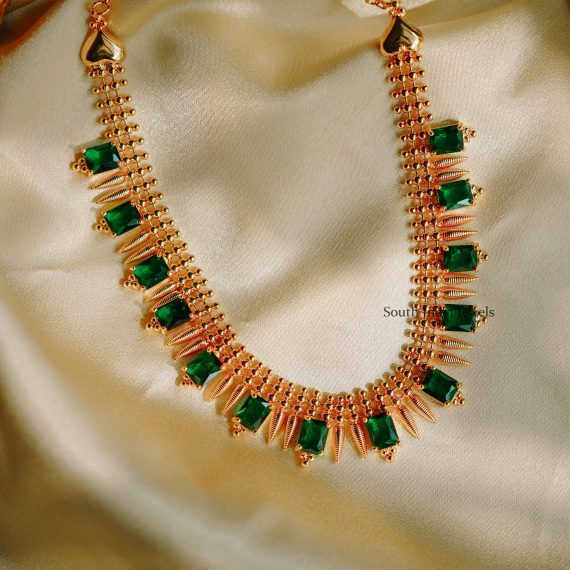 Elegant Emerald Stones Necklace (1)