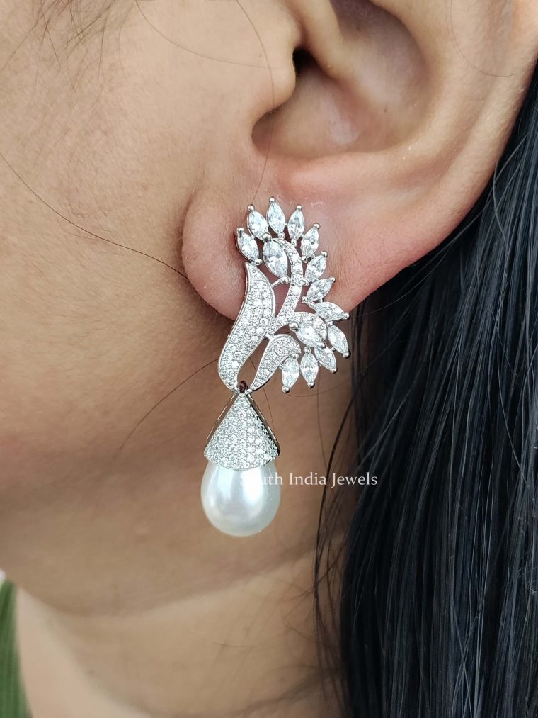 Attractive Leaf Design Earrings