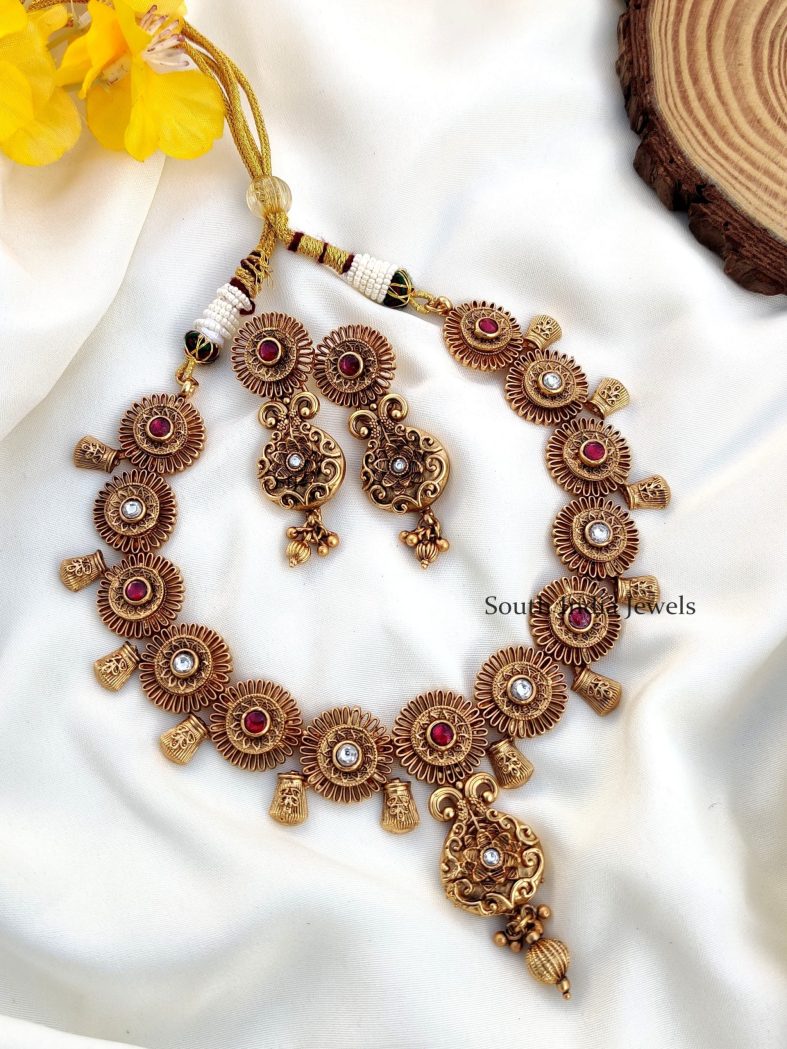 Gorgeous Floral Design Necklace