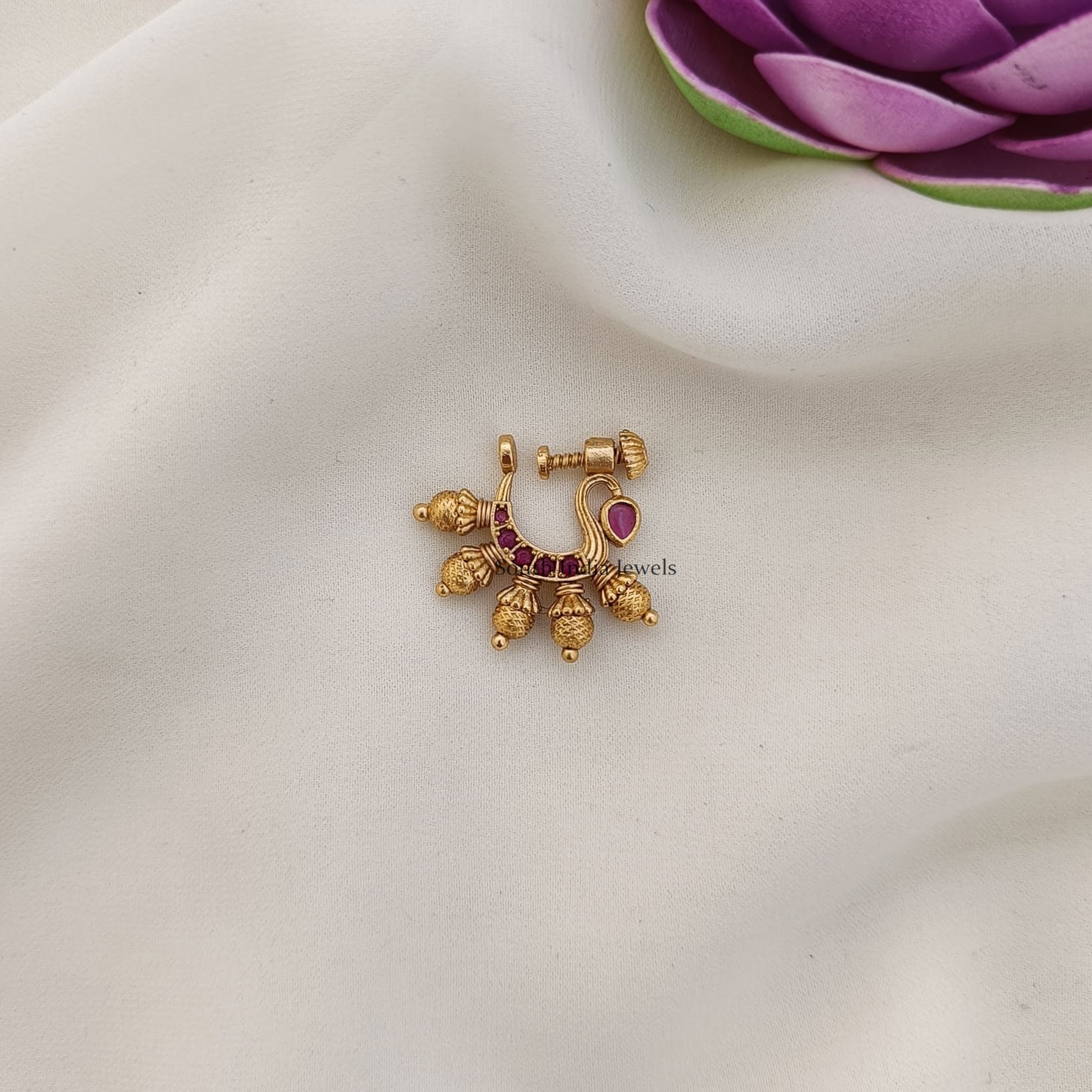 Design of nose on sale pin in gold