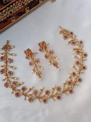 Glamourous Tulip Design Necklace Set