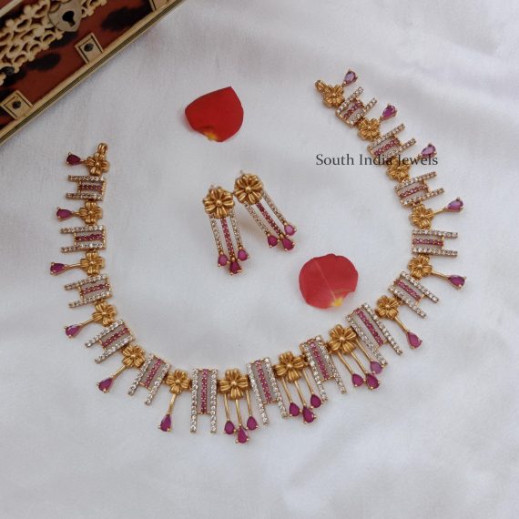 Traditional Flower and Line Necklace Set