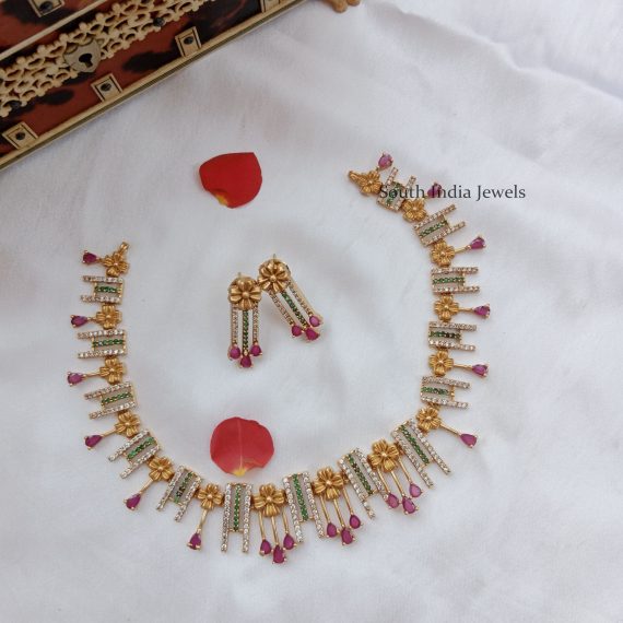 Traditional Flower and Line Necklace Set
