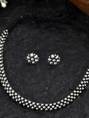 Exquisite Handcrafted Thushi Necklace Set Plated With Oxidised Silver
