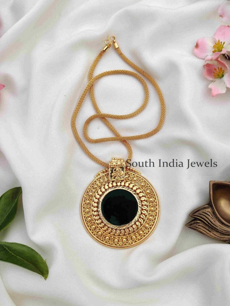 Traditional Gold Look Round Pendant Chain