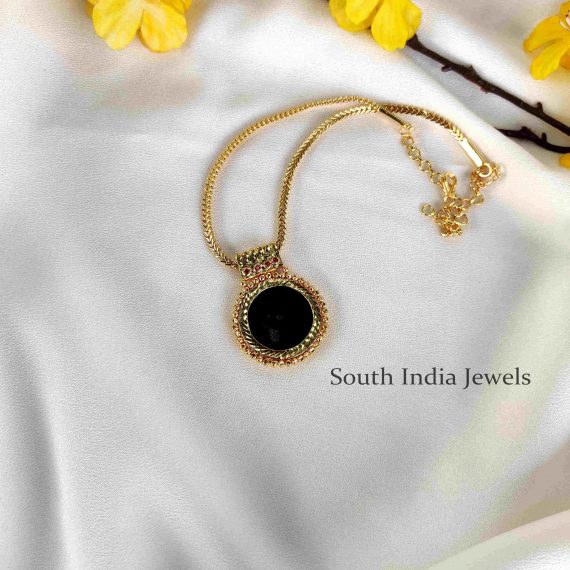 Mesmerizing Kerala Palakka Round Pendant Short Necklace