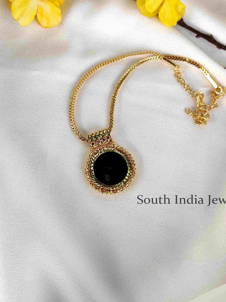 Mesmerizing Kerala Palakka Round Pendant Short Necklace