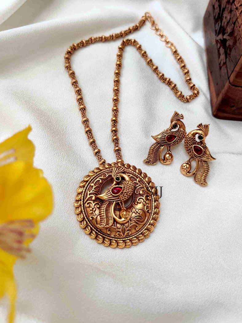 Alluring Round Peacock Motif Pendant Chain