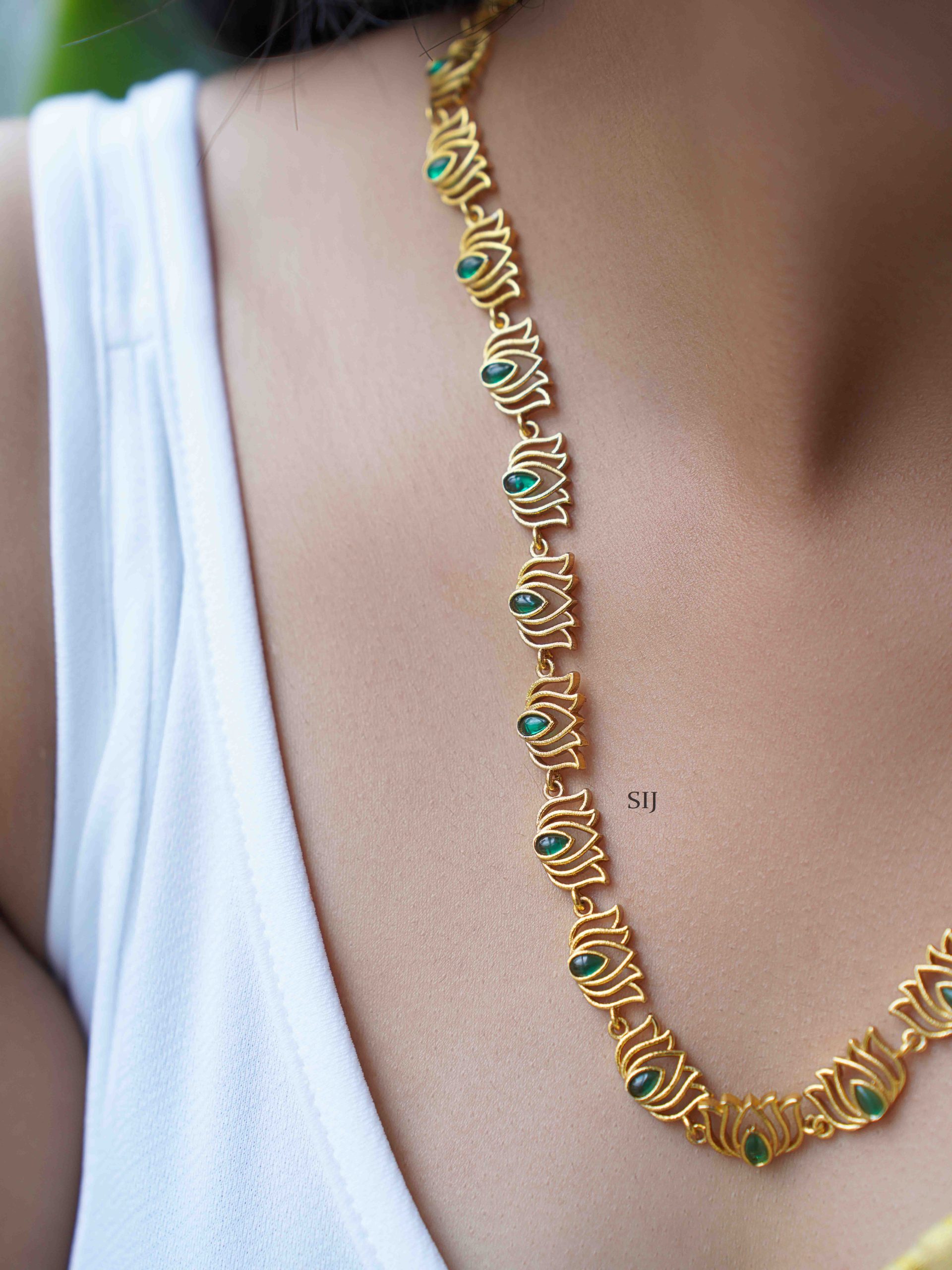 Lotus Design Emerald Stone Haram
