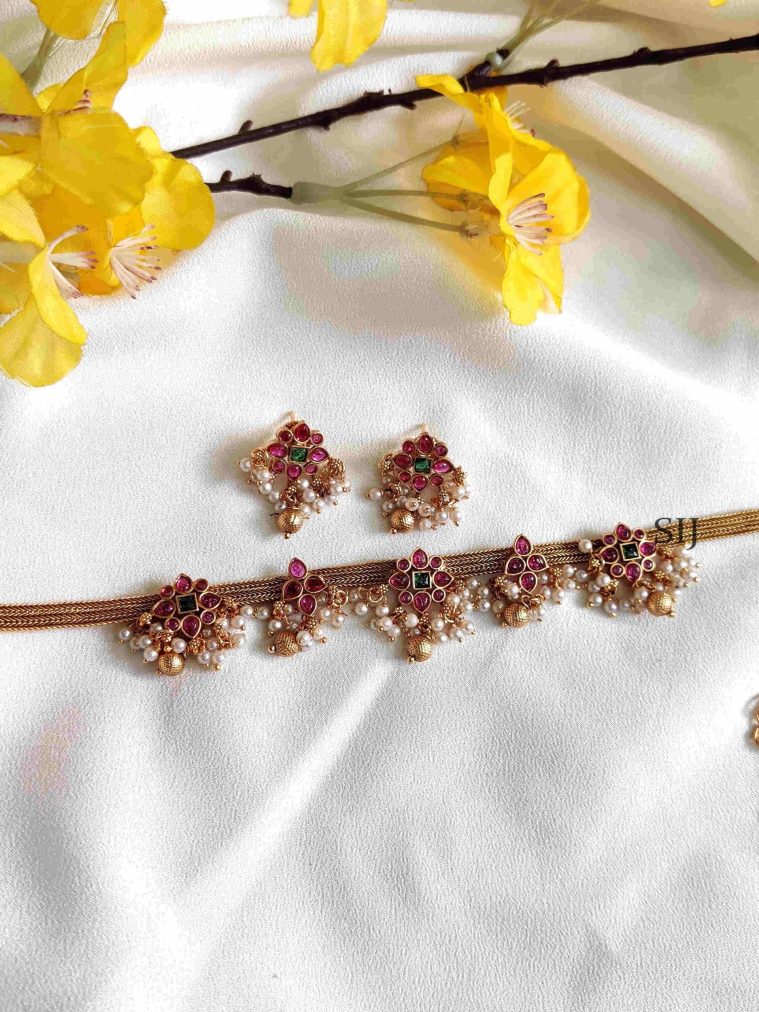 Alluring Floral Kemp Stone Necklace Set