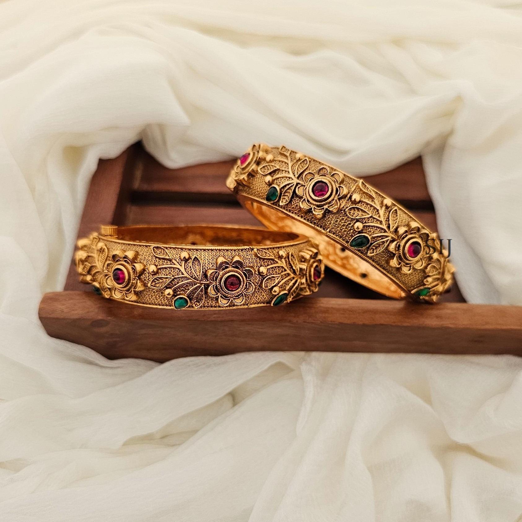 Kada bangle deals designs in gold