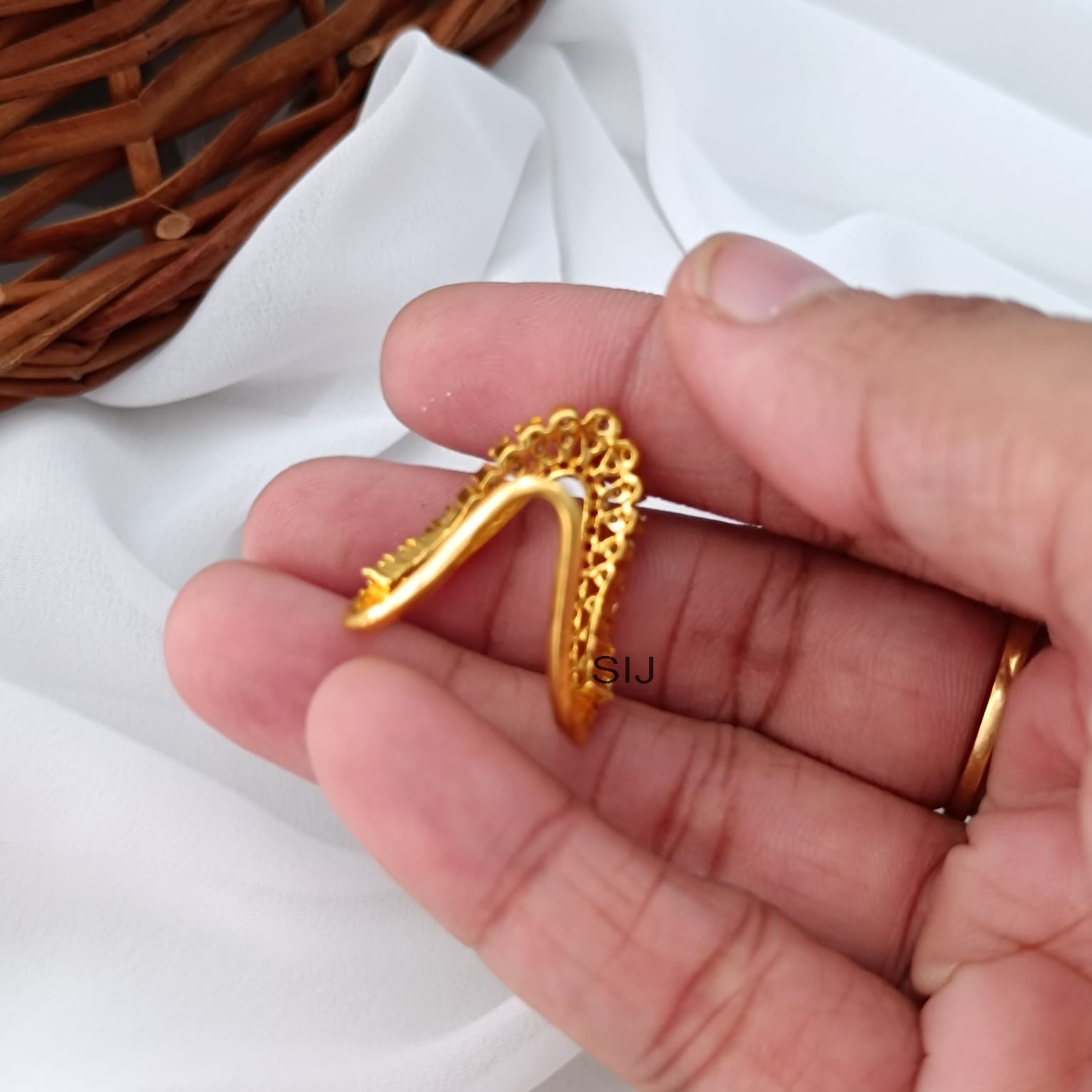 Sizzling Gold Polish Finger Ring