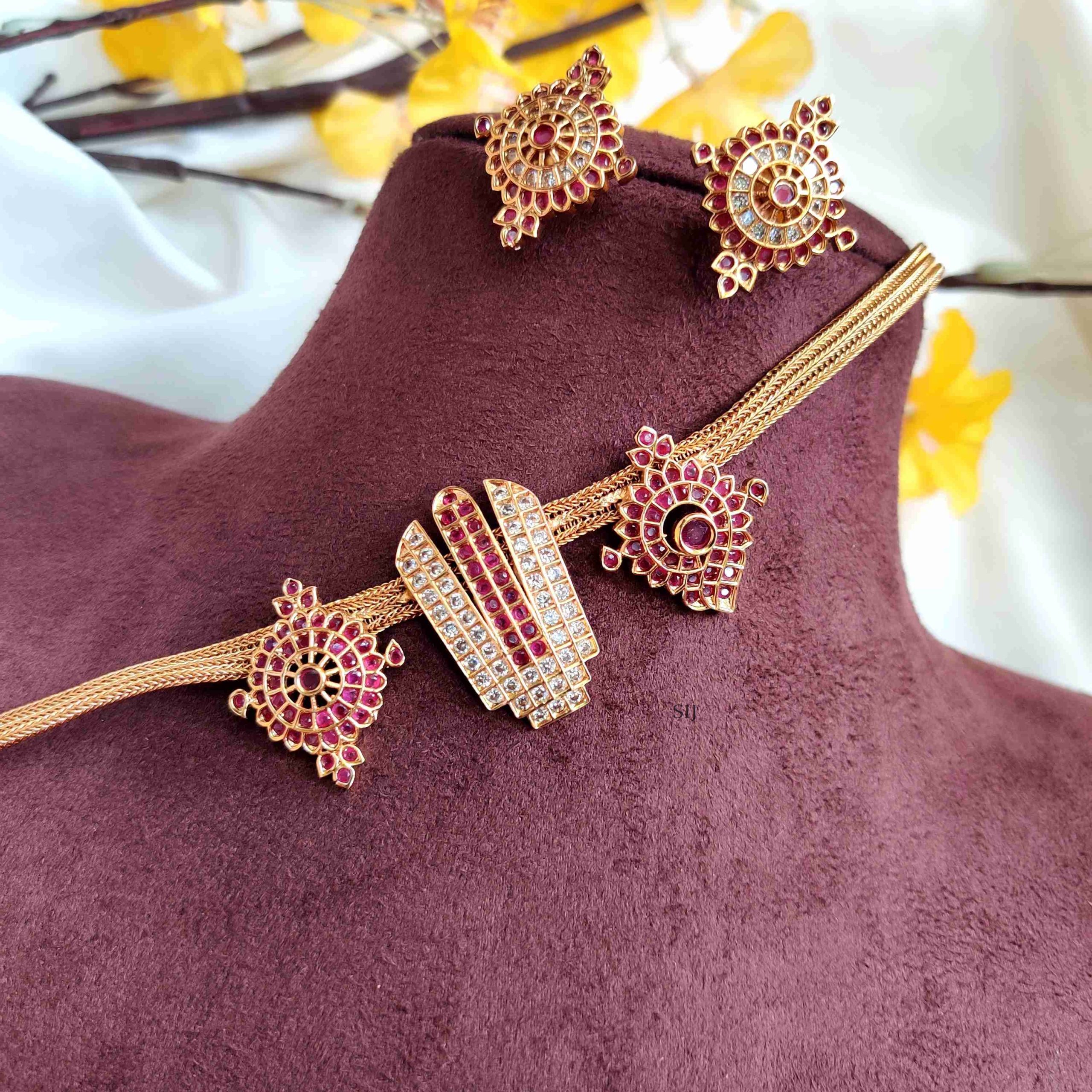 Sizzling Namam Sangu Chakram Design Necklace