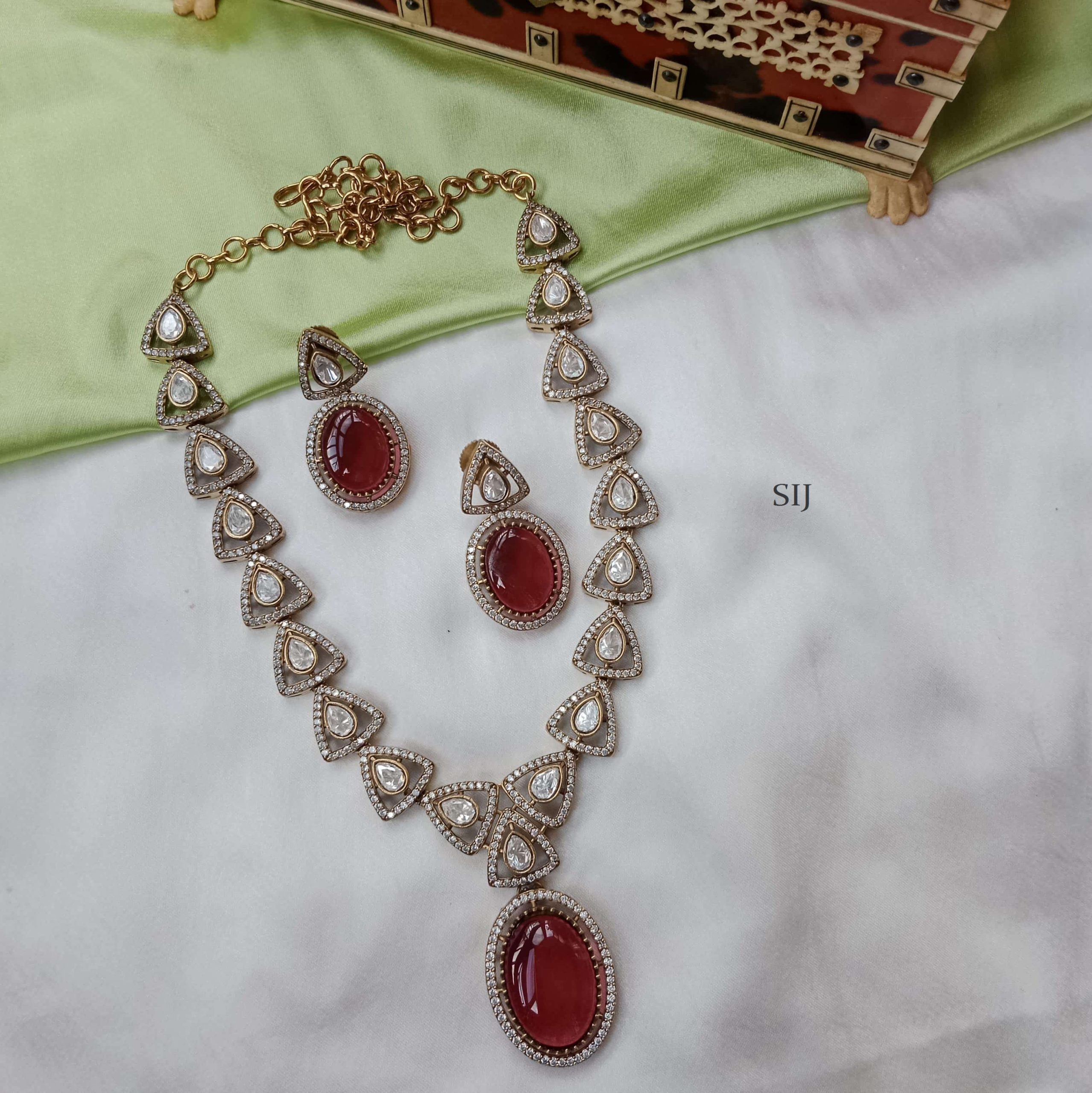 Trendy Single Layer Victorian Massonite Necklace Set