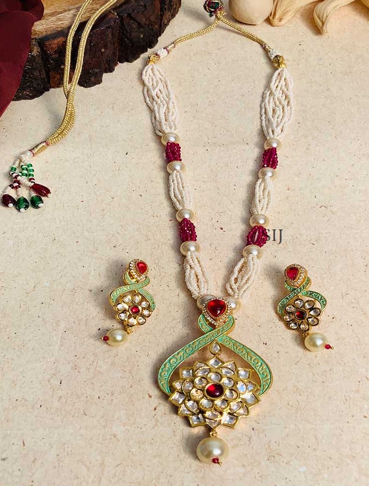 Alluring Gold Plated Kundan Necklace